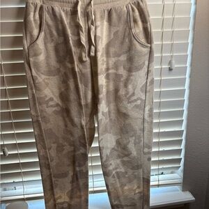 Olive & Oak Women's Beige Camouflage Joggers